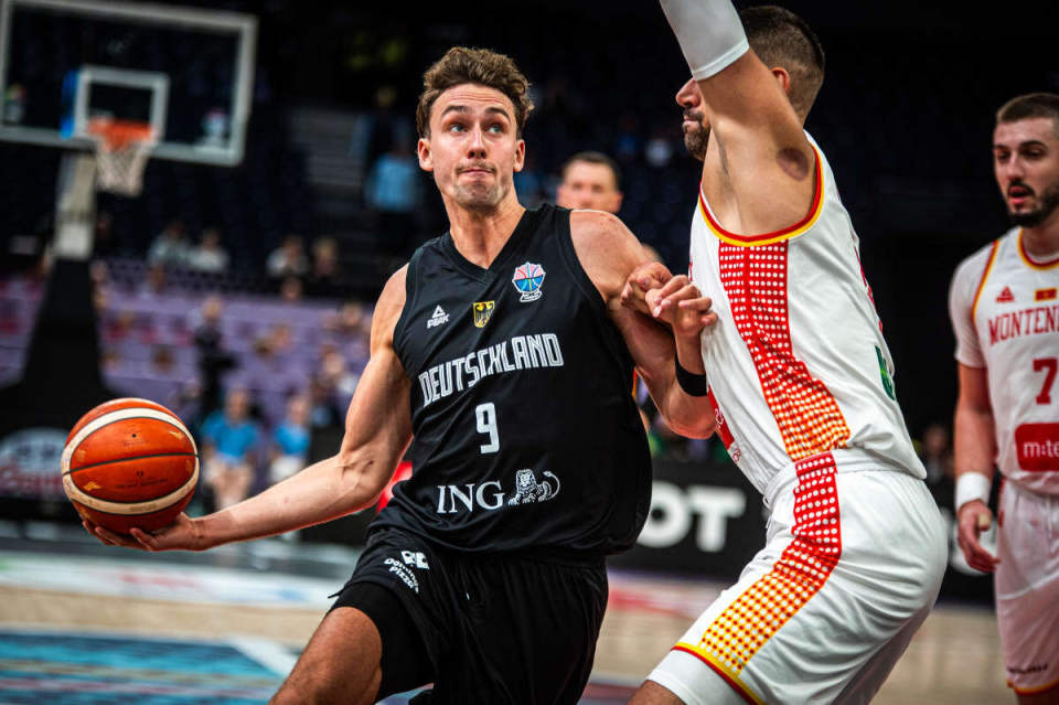 出自己的作, 他的个人防 出自己的作, 他的个人防