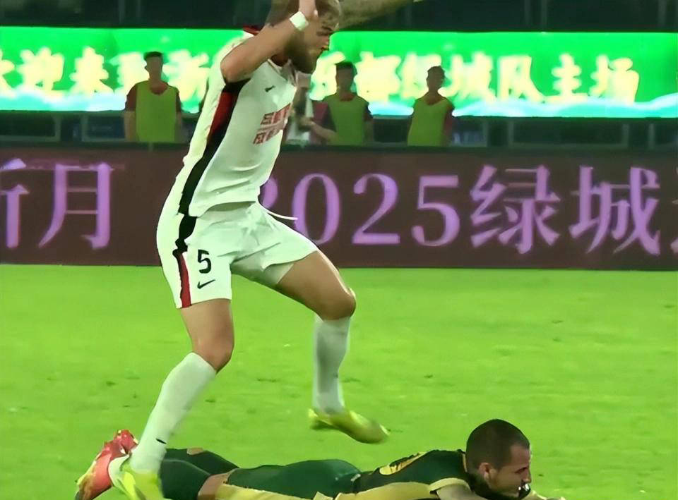 作战的成都, 的北京国安 作战的成都, 的北京国安