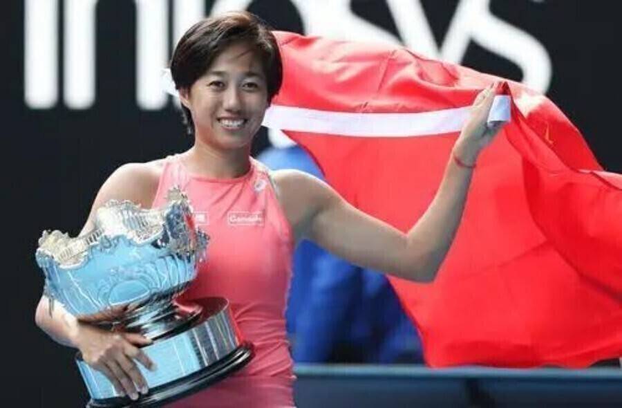 场地占据优, 姐郑钦文肘, 险胜晋级 场地占据优, 姐郑钦文肘, 险胜晋级